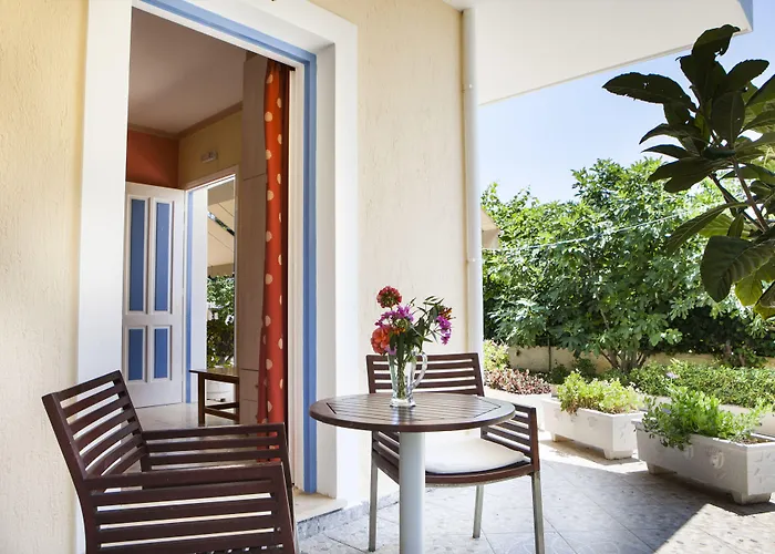 Semesterbostad Tzivras Villa&apartments *
