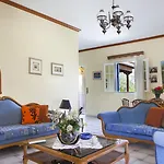 Tatil Evi Tzivras & *