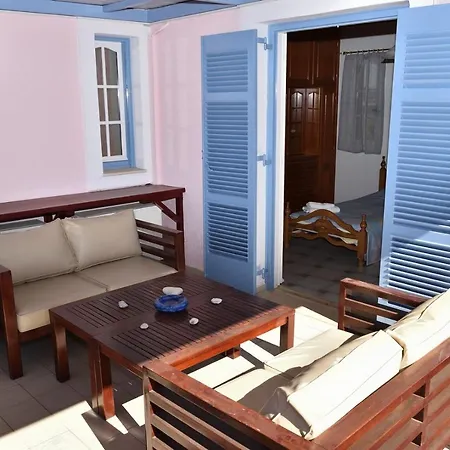 Tzivras & Case de vacanță