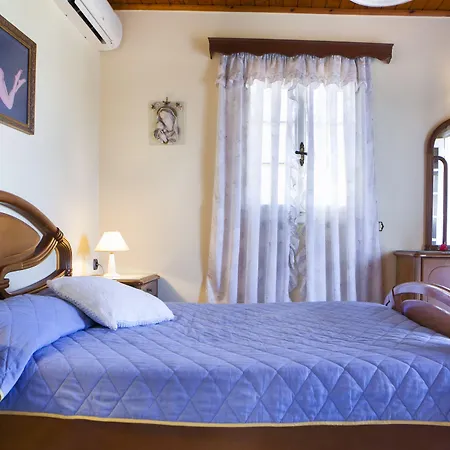 Tzivras & Case de vacanță *