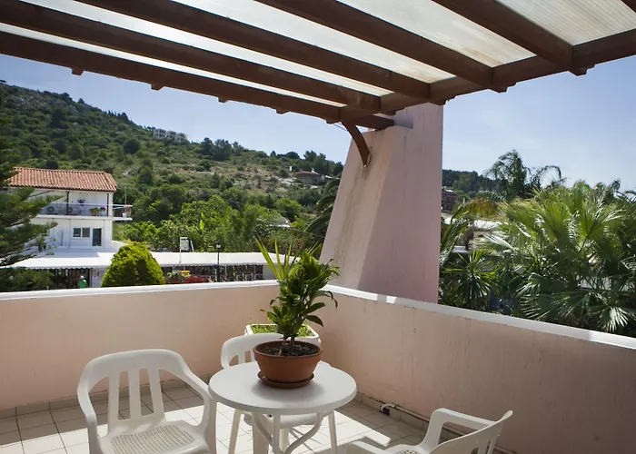 Tzivras & Casa de Férias *
