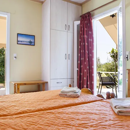 Tzivras & Holiday home *